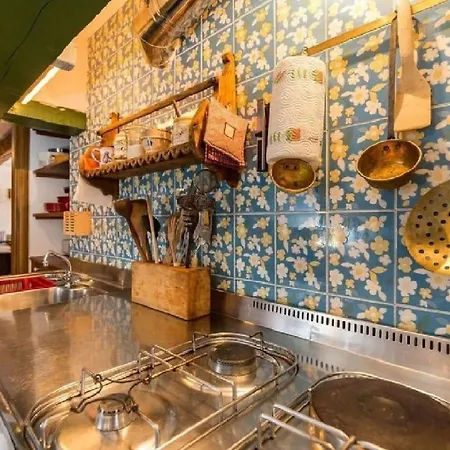 Lovely 5-Bedroom Apartament With Free Parking On Permises *